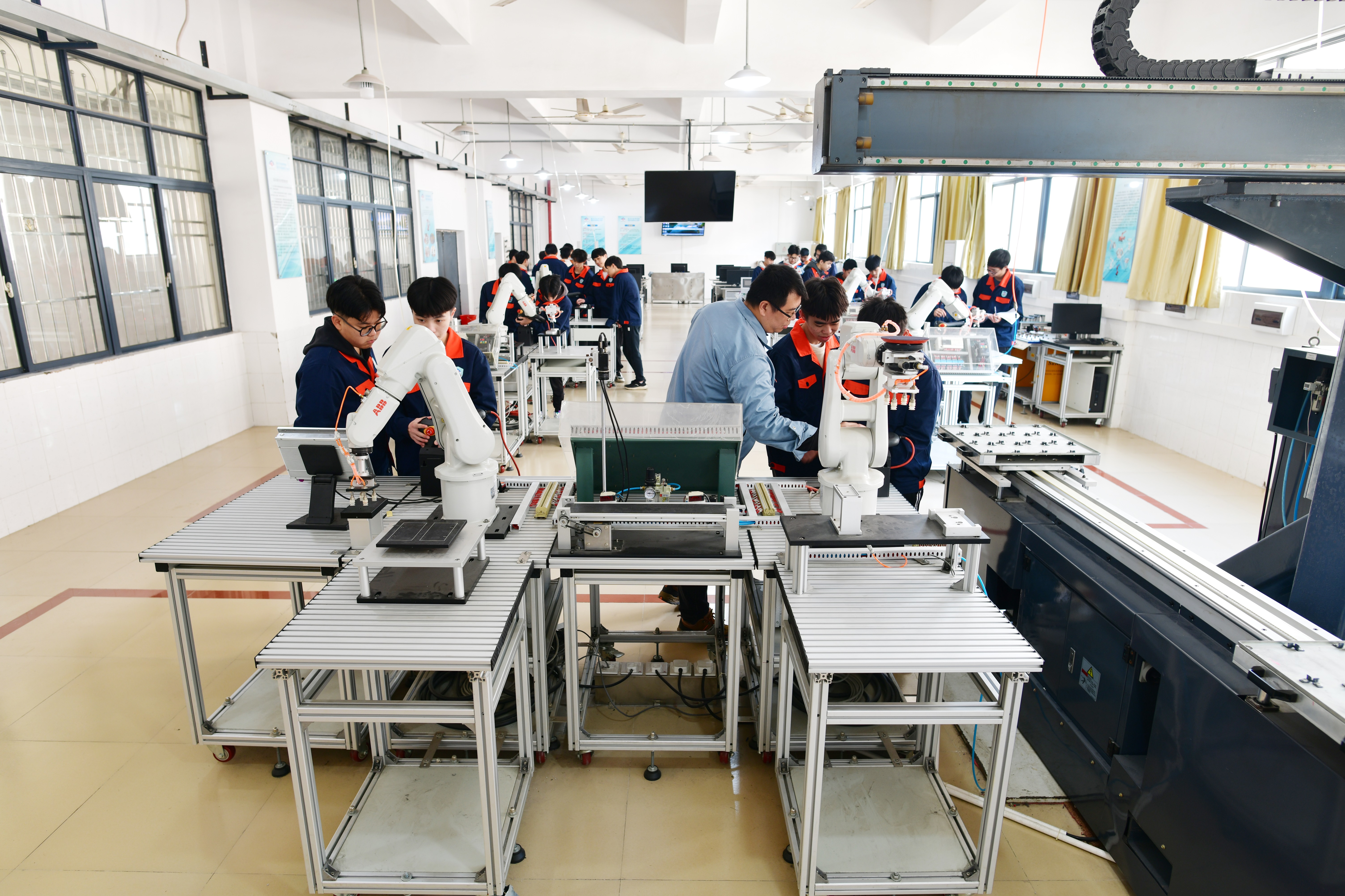 工業(yè)機器人應用維護實訓室1.JPG