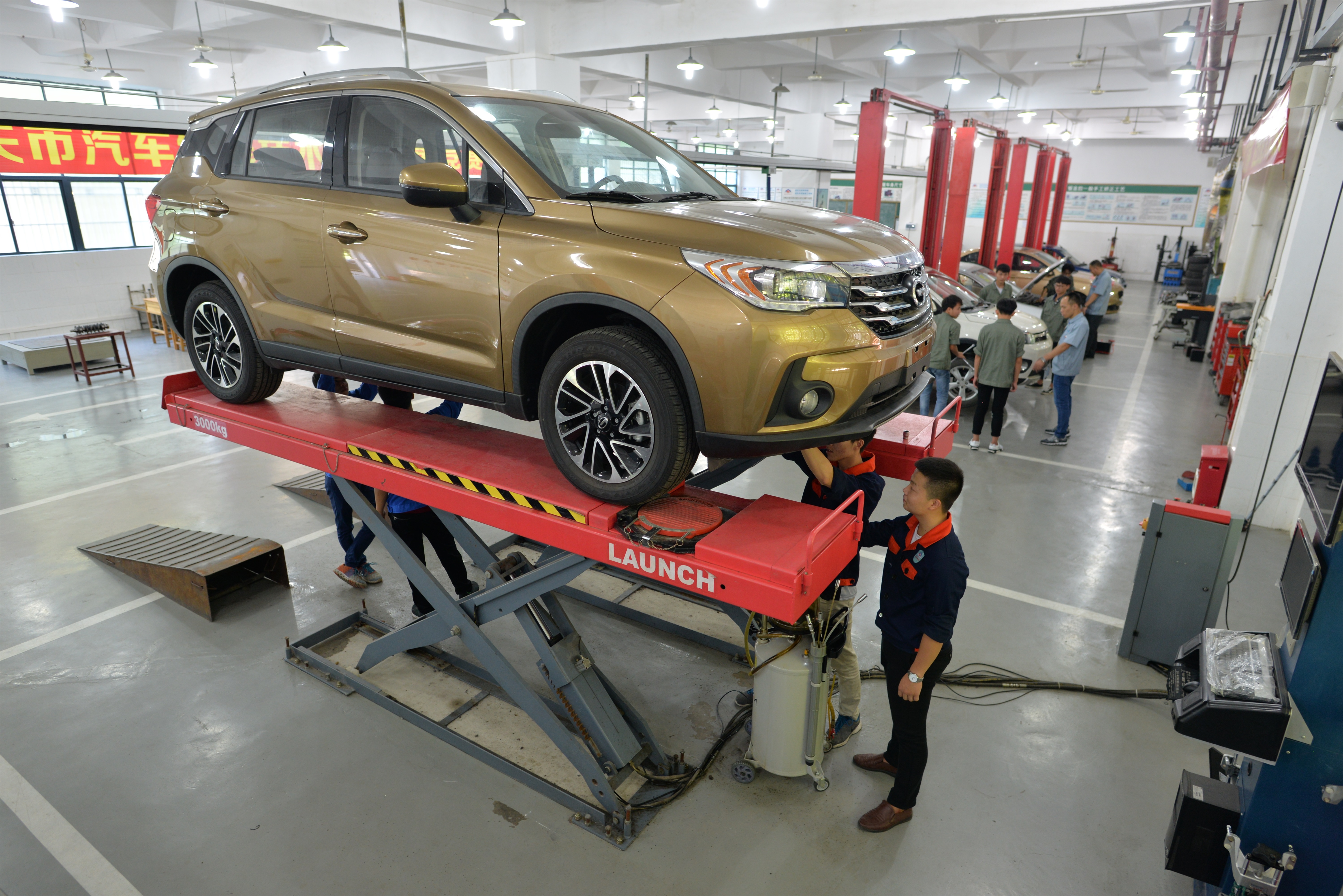 汽車(chē)維護(hù)與保養(yǎng)實(shí)訓(xùn)2.JPG
