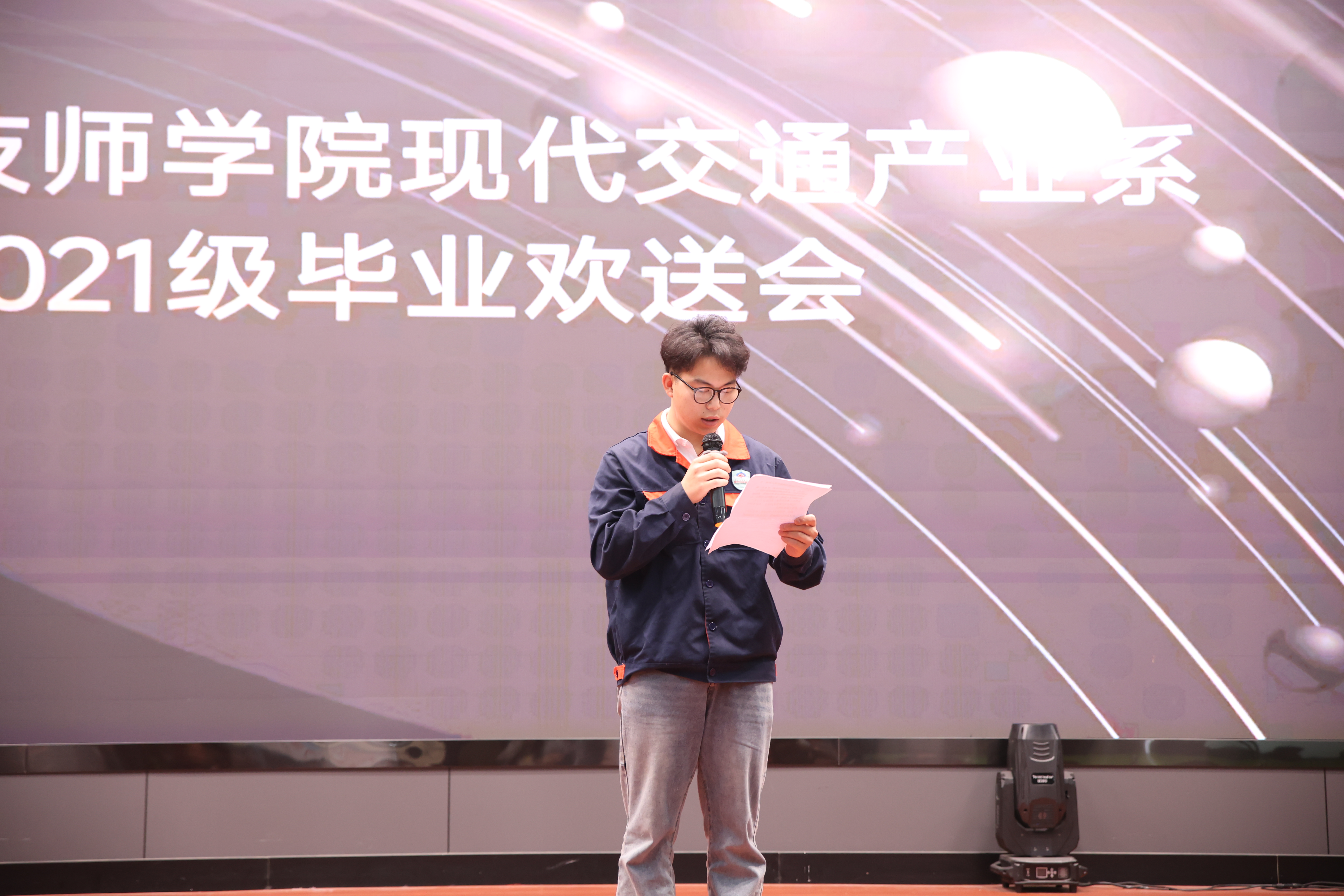 5畢業(yè)生代表汽修2151班藍(lán)展?jié)v話。.JPG